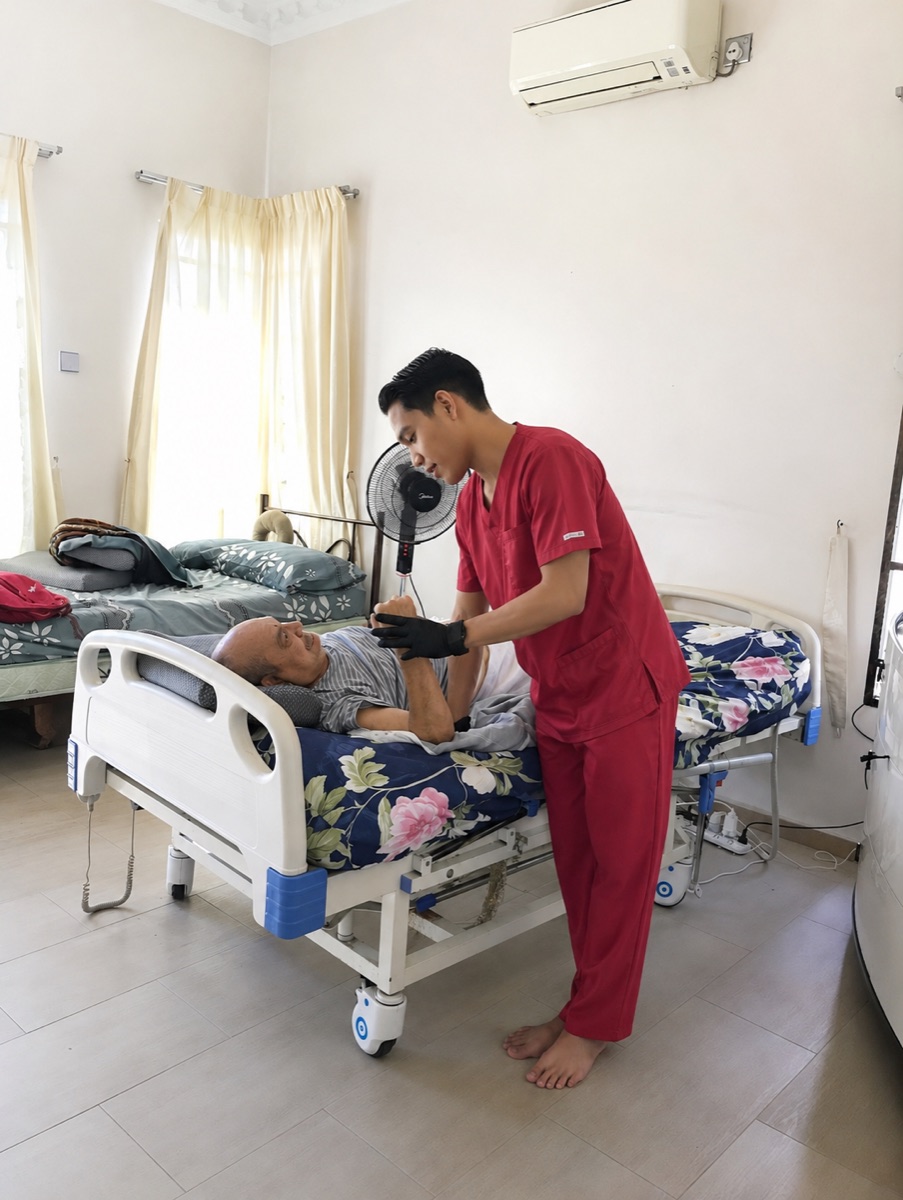 Physiomobile housecall physiotherapist providing home treatment for a patient