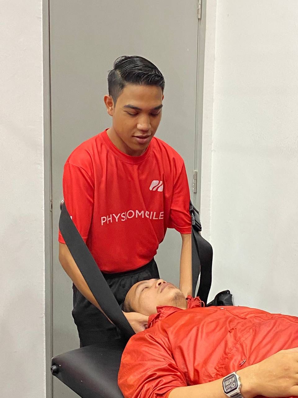Physiomobile physiotherapist providing a manual therapy session
